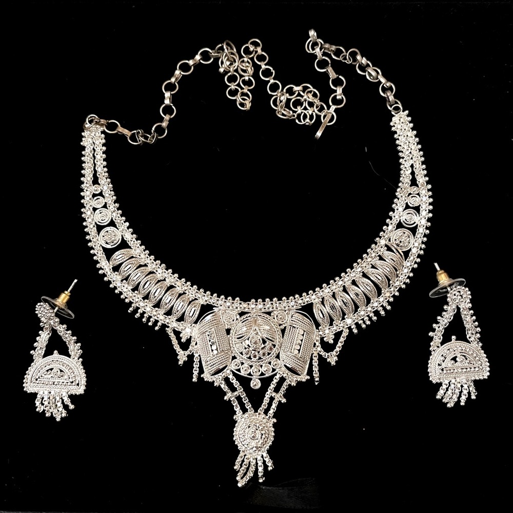 Spun Indian silver choker necklace and earring set
